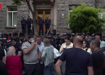 Оппозиция потребовала признать итоги выборов недействительными на акции у ЦИК