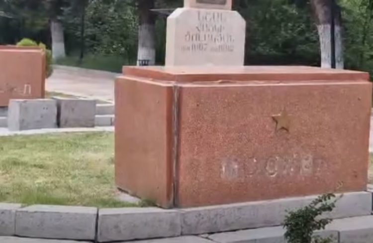 Москва потребовала от Еревана оценки акта вандализма в Гюмри