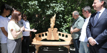 В саду Дома-музея Исаакяна установили скамью в виде моста Риальто
