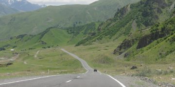 Дорогу к КПП «Верхний Ларс» закрыли для грузовиков до вечера