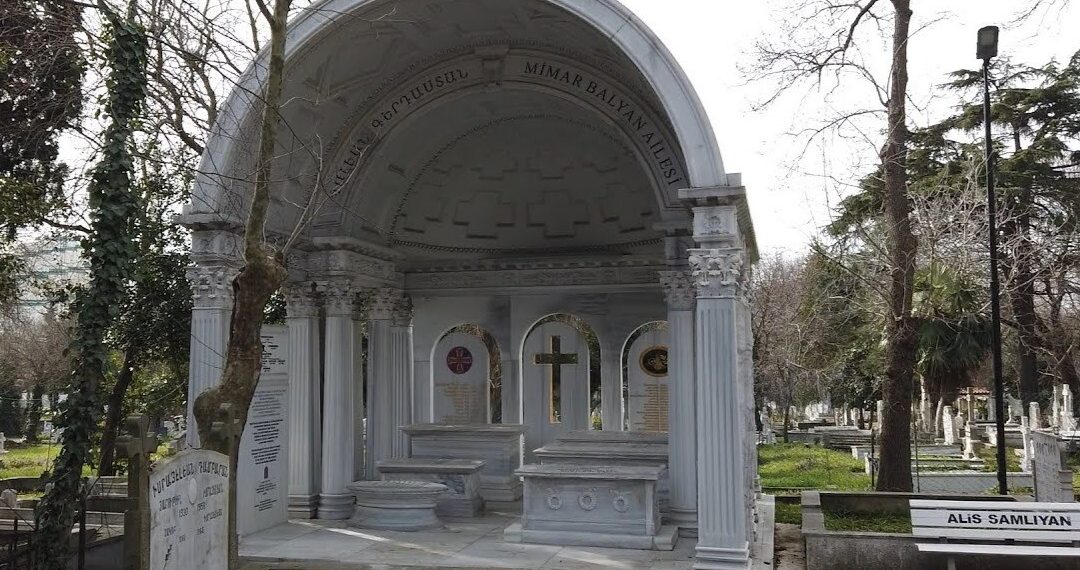 В Стамбуле осквернили армянское кладбище