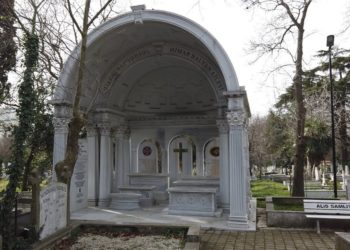 В Стамбуле осквернили армянское кладбище