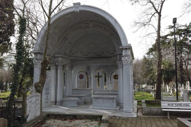 В Стамбуле осквернили армянское кладбище