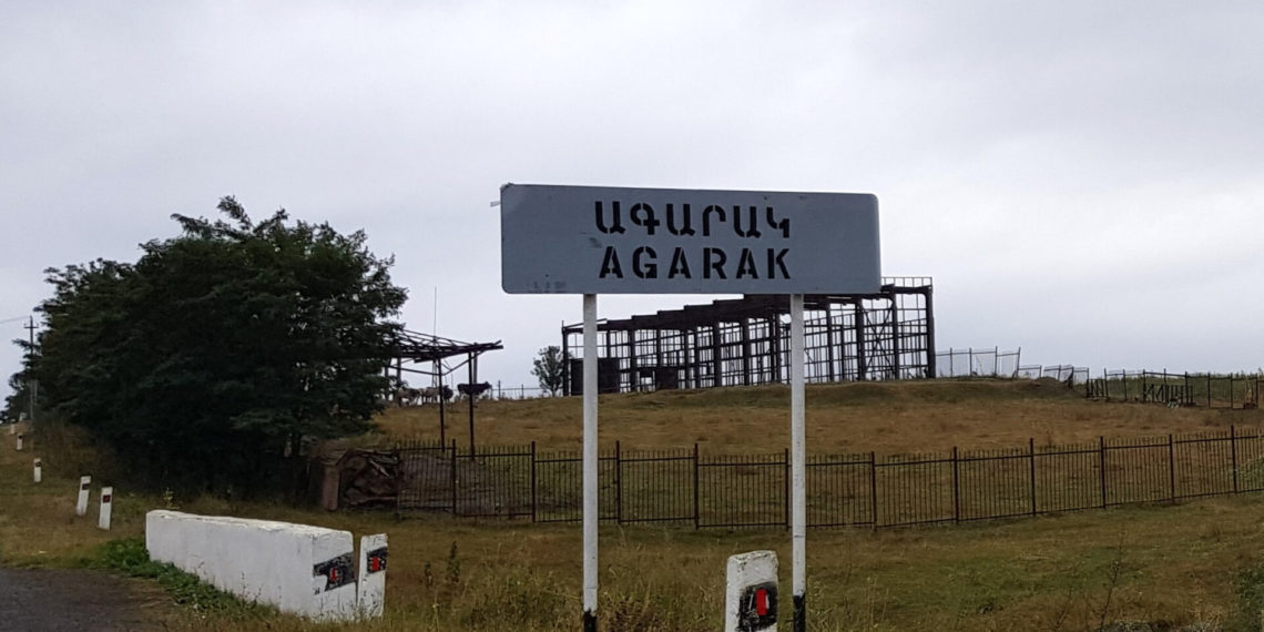 Жители Агарака пожаловались Карапетяну на отсутствие работы и транспорта