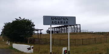 Жители Агарака пожаловались Карапетяну на отсутствие работы и транспорта