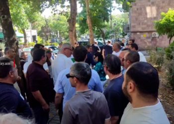 «Ուժեղ Հայաստան»-ի աջակիցները հեռանում ԿԸՀ-ի բակից