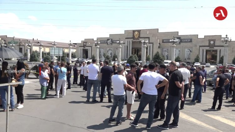 ՔԿ-ն կնքել է «Առինջ մոլ»-ի 24 տաղավար. աշխատակիցները բողոքի ակցիայի են դուրս եկել