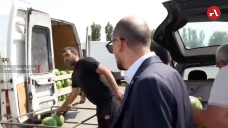 Բերման է ենթարկվել իշխանական բլոգերի հետ վիճած ձմերուկ վաճառող երիտասարդը