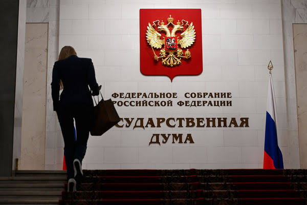 Россия ужесточает требования к трудовым мигрантам: Госдума приняла закон