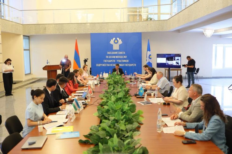 Молодежь стран СНГ обсудила в Капане развитие сотрудничества