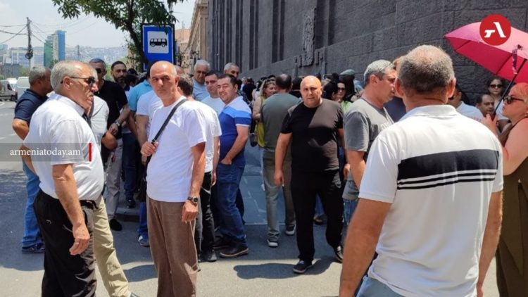 Сотрудники «Мулти Стоун» и «Ереванского Арарата» вышли на акции
