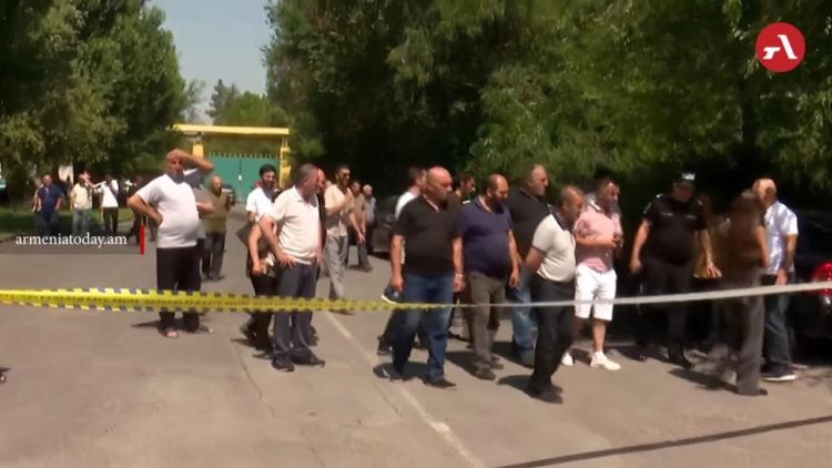 «Կտրուկ քայլերի կգնանք»․ «Մուլտի Սթոուն»-ի աշխատակիցների ակցիան շարունակվում է 