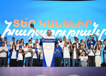 СМИ: сотрудники госструктур увольняются из-за давления властей